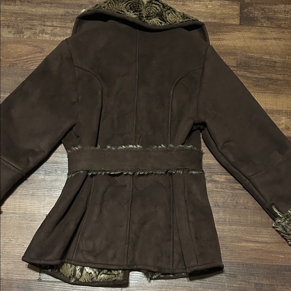 Loire NY Faux Fur Lined and Suede Wind-Blocking Pop Up Faux Fur Collar - Medium - Picture 11 of 14